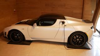 Ponen a la venta el último Tesla Roadster jamás fabricado por una cantidad absurda de dinero